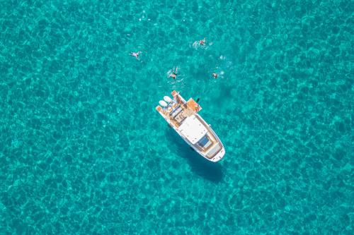 Motorboot im blauen Wasser von Cagliari