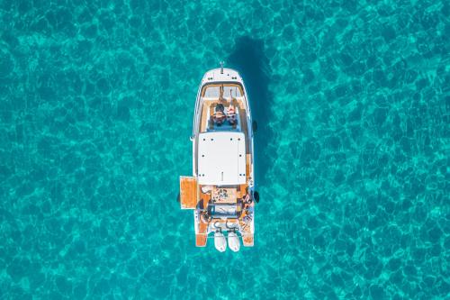 Motorboot im blauen Wasser von Cagliari