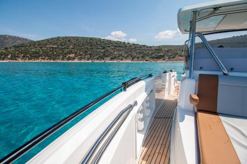 Motorboot im blauen Wasser von Cagliari