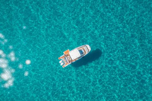 Motorboot im blauen Wasser von Cagliari