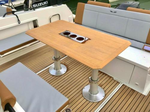 Motorboottisch in Cagliari
