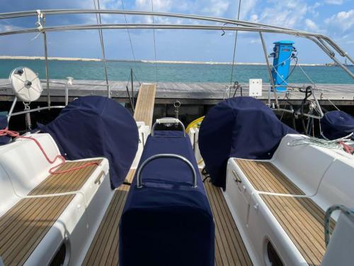 <p>Sitze in einem Segelboot im Meeresschutzgebiet von Tavolara</p>
