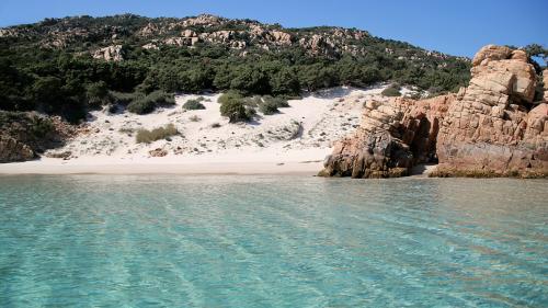<p>Insel La Maddalena Archipel und türkisfarbenes Meer, wo Schwimmen mit Freunden und Familie</p><p><br></p>