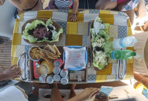 <p>Mittagessen an Bord eines Segelboots im La Maddalena-Archipel während der täglichen Tour</p><p><br></p>