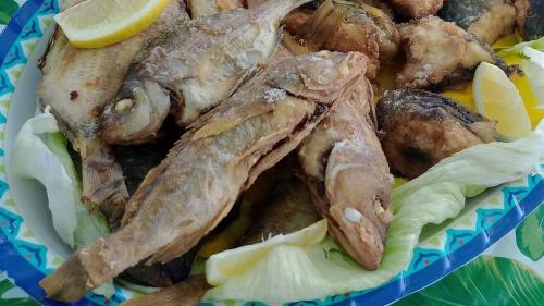 Poisson frit mélangé à bord de l'Asinara tour
