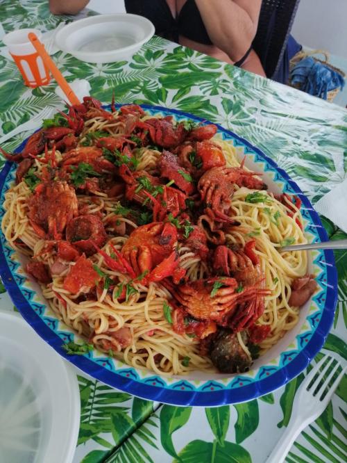 Pranzo servito a bordo di un pescaturismo a base di pesce 