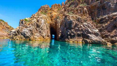 <p>Insel Piana auf Korsika und transparentes Meer</p><p><br></p>