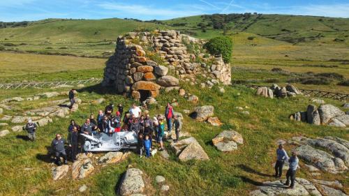 Visite d'un nuraghe dans la verte région de la Gallura