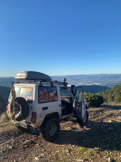 Fuoristrada durante tour sulle strade sterrate della Gallura