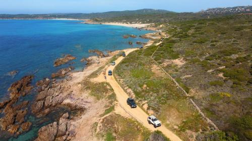 Route panoramique lors d'une excursion en jeep dans le nord-est de la Sardaigne