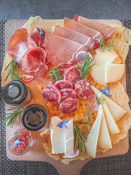 <p>Aperitivo a base de productos típicos sardos</p><p><br></p>