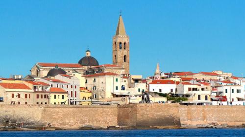 Vue d'ensemble d'Alghero depuis la mer