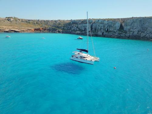 Catamarano in rada nel nord Sardegna