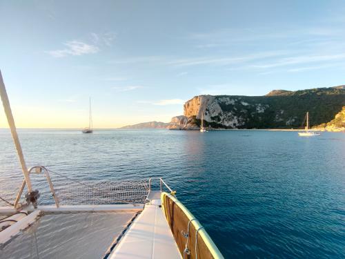 Foto prospettiva a bordo catamarano Sardegna