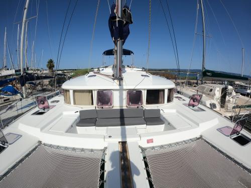 Catamarano in porto in Sardegna