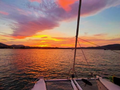 Tramonto a bordo di un catamarano in Sardegna