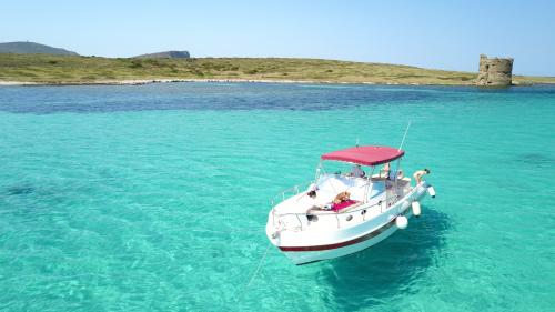 Barca a motore vicino torretta d'avvistamento nel Golfo dell'Asinara