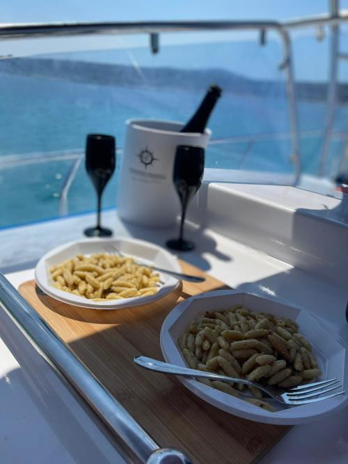 Mittagessen an Bord eines Bootes im Golf von Asinara während einer Ganztagestour