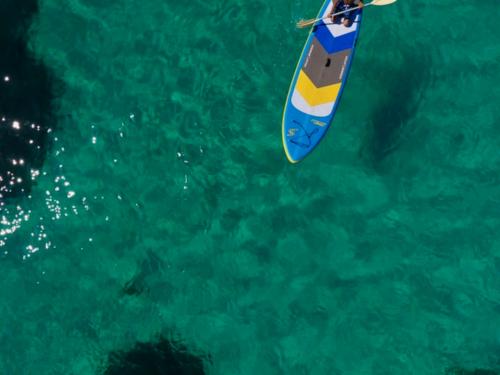 Foto drone SUP nelle acque cristalline di Stintino