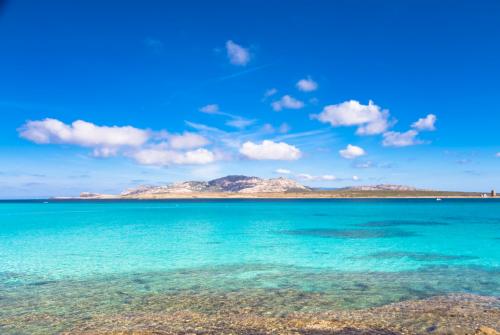 Überblick über das kristallklare Wasser des Golfs von Asinara und der Isola Piana