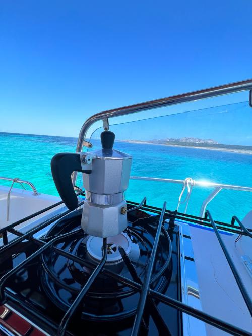<p>Kaffeemaschine an Bord eines Motorbootes in Stintino</p><p><br></p>