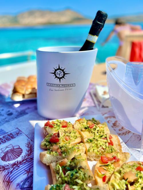 Aperitivo a bordo de un barco por la mañana durante una excursión cerca de la isla de Asinara