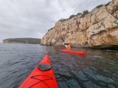 <p>Kajakfahrer entdecken die Küste von Alghero</p><p><br></p>