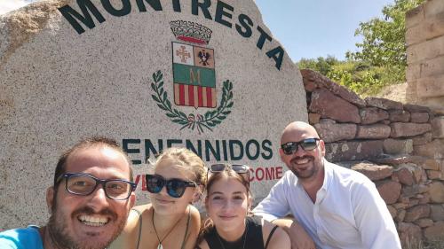 Participantes y guía delante de la roca a la entrada de Montresta