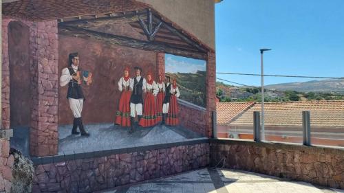 Murale con abiti sardi a Montresta nei pressi di Bosa