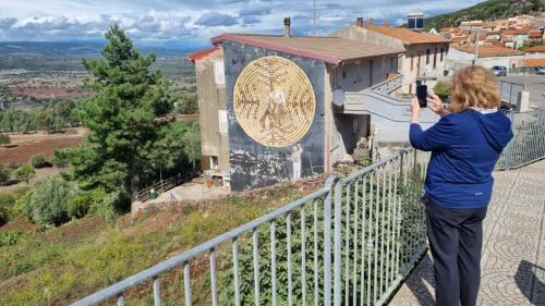 Partecipante del laboratorio fa una foto al panorama da Montresta