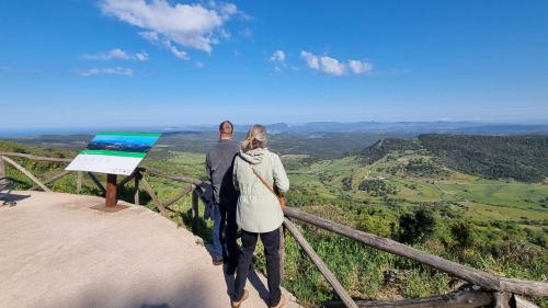 Due partecipanti dell'esperienza osservano il panorama lungo la strada panoramica Alghero - Bosa