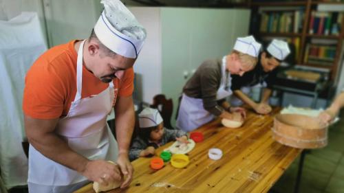 Momenti durante un laboratorio di cucina tradizionale vicino Bosa