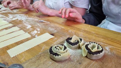 Realizzazione delle tiricche durante un laboratorio di cucina tradizionale a Montresta