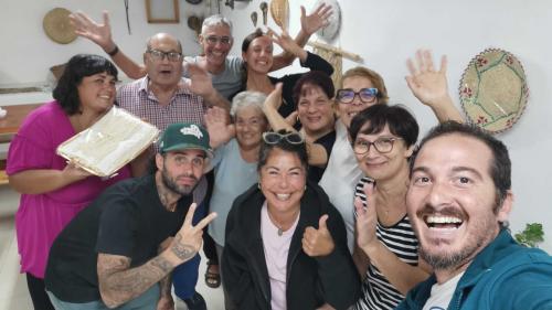 Partecipanti felici durante un laboratorio di pasta fresca a Montresta