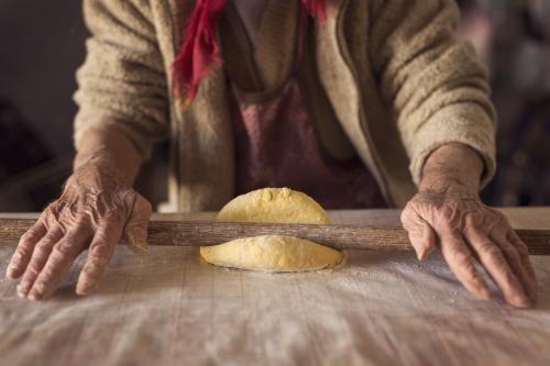 signora sarda stende la pasta fresca 