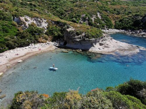 calette lungo la costa del mare cristallino di Bosa