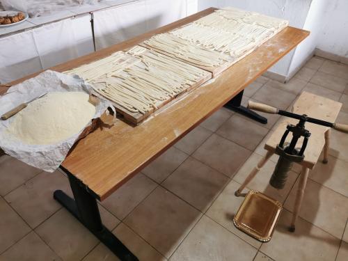 preparazione tagliatelle , pappardelle 
