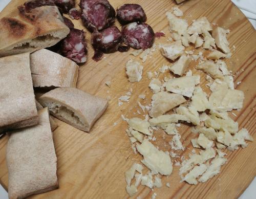pane, formaggio Parmigiano e salsiccia sarda