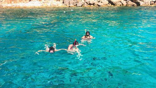 Ragazzi fanno il bagno durante l'escursione ad Alghero