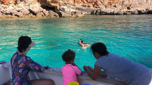 Famiglia durante l'escursione ad Alghero