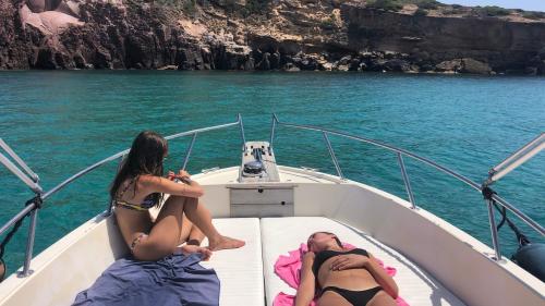 Zwei Mädchen auf dem Bug eines Bootes im Golf von Alghero