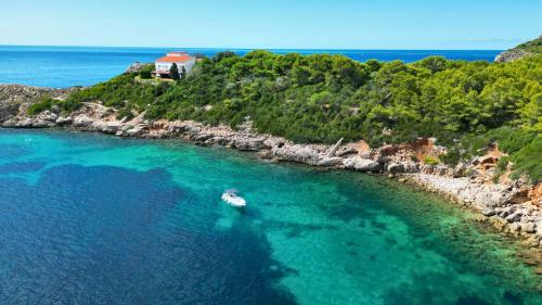 Barca in sosta lungo la costa di Alghero