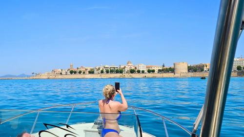 Blick auf Alghero vom Boot aus während einer Tour