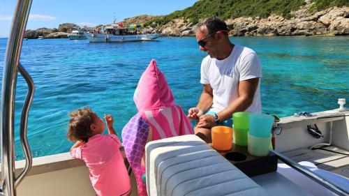 Children during the excursion in the Gulf of Alghero