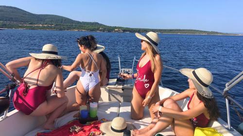 Bachelorette Party während des Ausflugs in den Golf von Alghero
