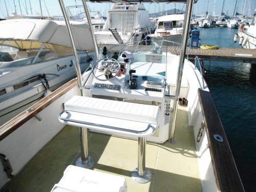 Motorboot am Pier von Alghero vor Anker