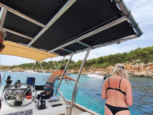 Escursionisti a bordo di una barca durante tour ad Alghero