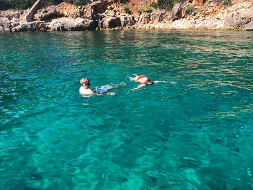 Couple snorkeling during boat tour in Alghero