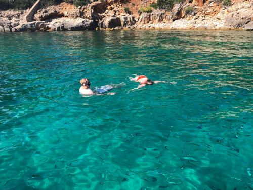 Paar beim Schnorcheln während einer Bootstour in Alghero