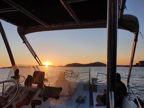 Boot bei Sonnenuntergang im Golf von Alghero